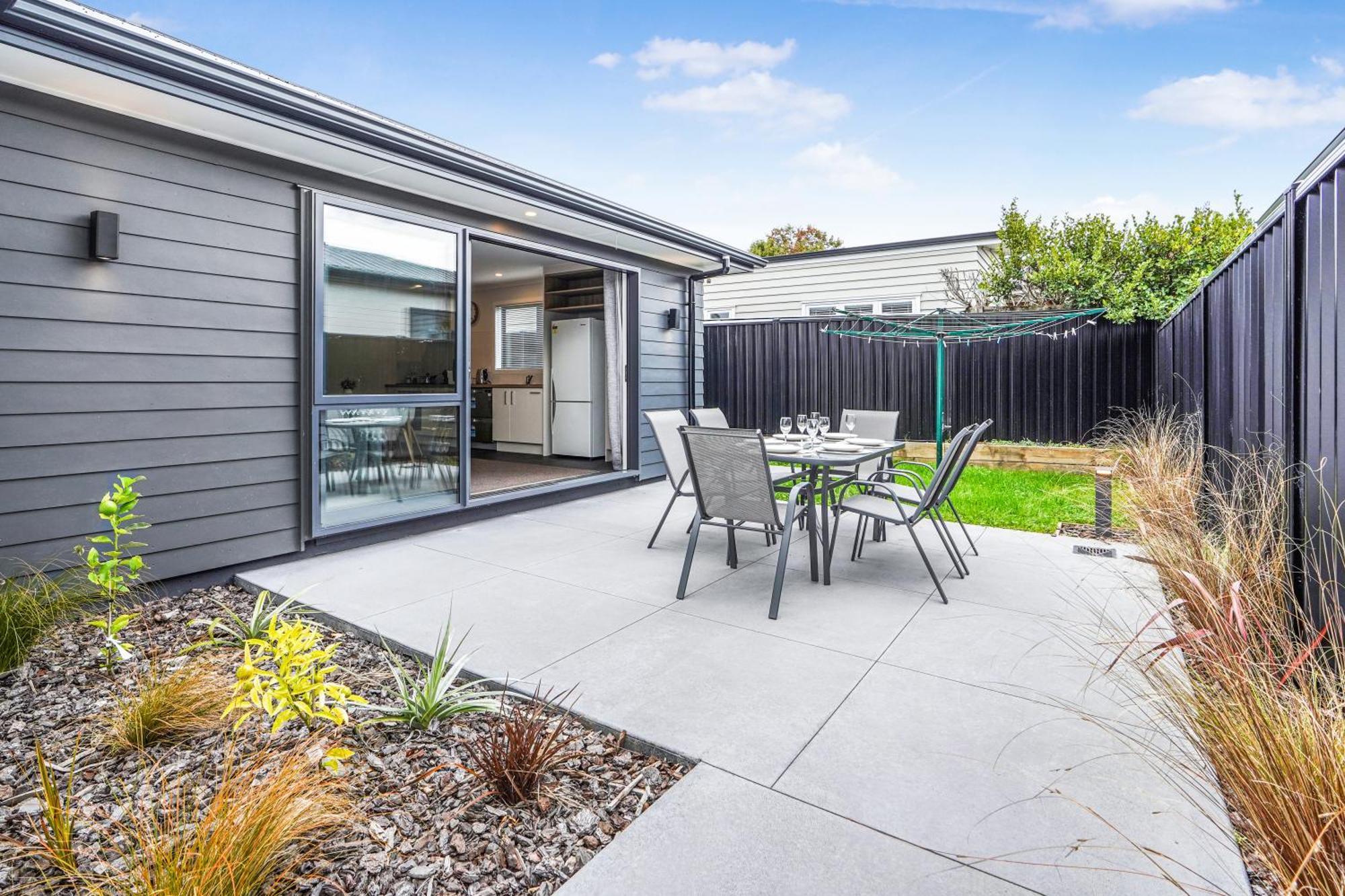 Modern Retreat With King Bed - By Kosh Bnb Hamilton Exterior photo