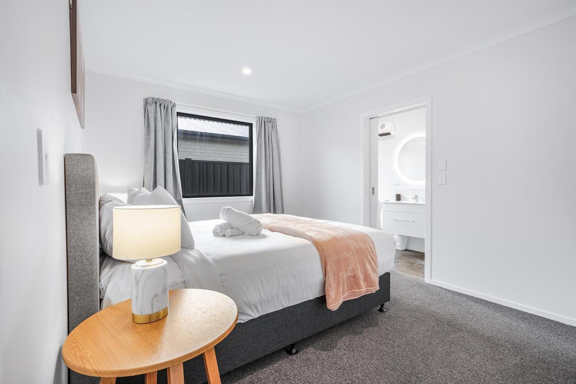Modern Retreat With King Bed - By Kosh Bnb Hamilton Exterior photo