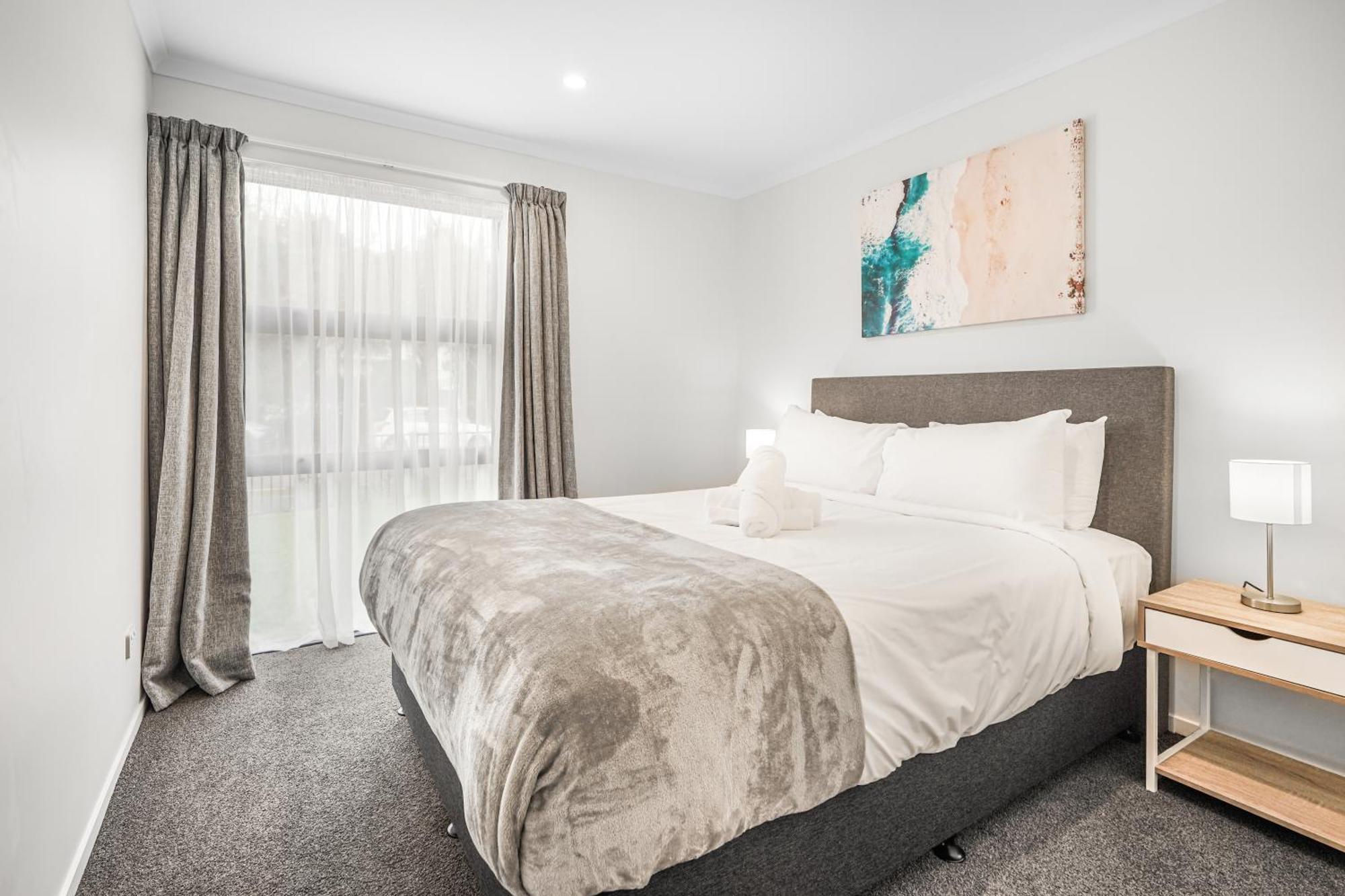 Modern Retreat With King Bed - By Kosh Bnb Hamilton Exterior photo